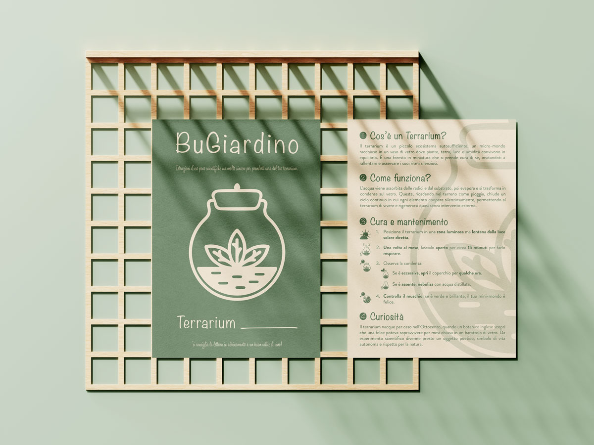 Fronte e retro del BuGiardino, il foglietto illustrativo per la cura del terrarium in stile bugiardino farmaceutico