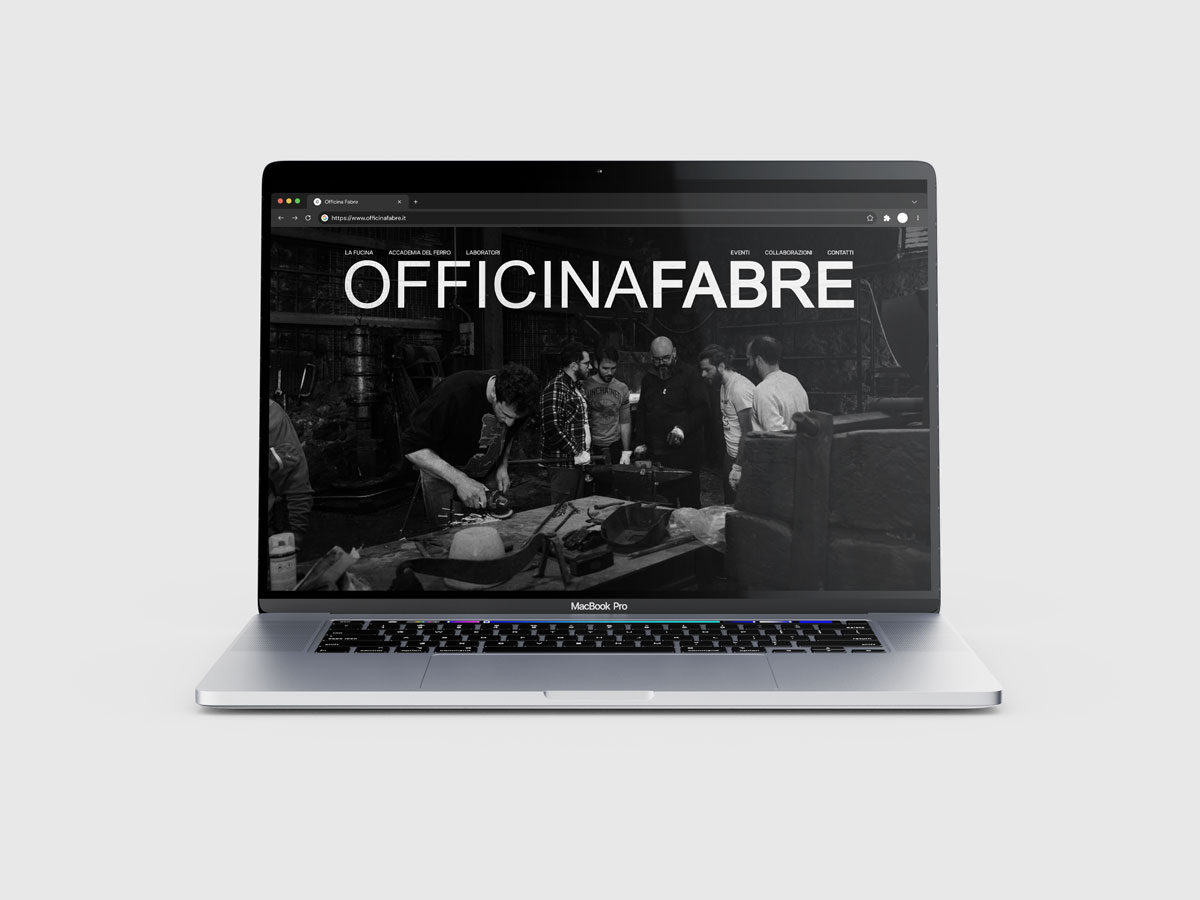 Homepage del sito Officina Fabre con il logo sopra una fotografia in bianco e nero della fucina