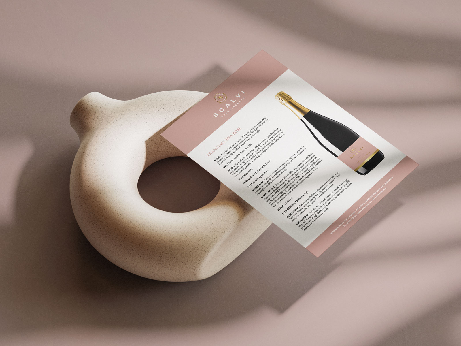 Mockup della scheda tecnica Scalvi Rose su un vaso di argilla grigio